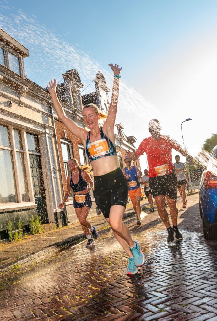 Juichende loopster op het parcours